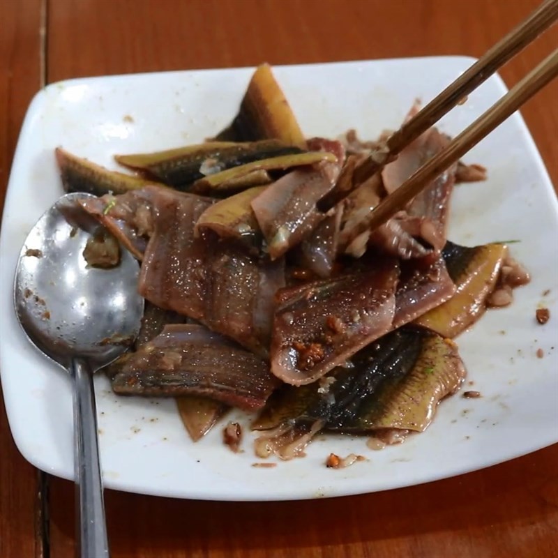 Ướp lươn với các loại gia vị đậm đà cho món lươn xào chuối