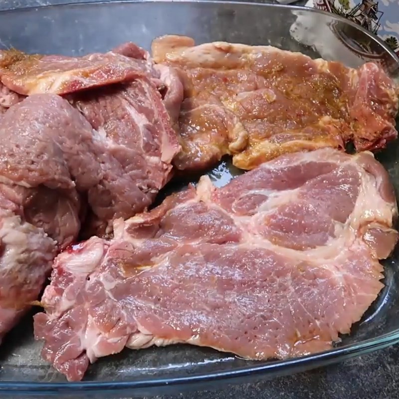 Sốt ướp sườn đã trộn đều các gia vị, sẵn sàng để ướp thịt cho món cơm hấp đậm đà