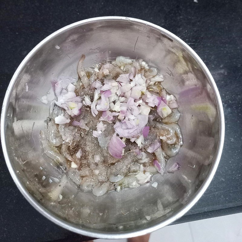 Trộn đều tép đã ướp gia vị để đảm bảo tép thấm đều, giúp món canh bầu với tép thêm đậm đà