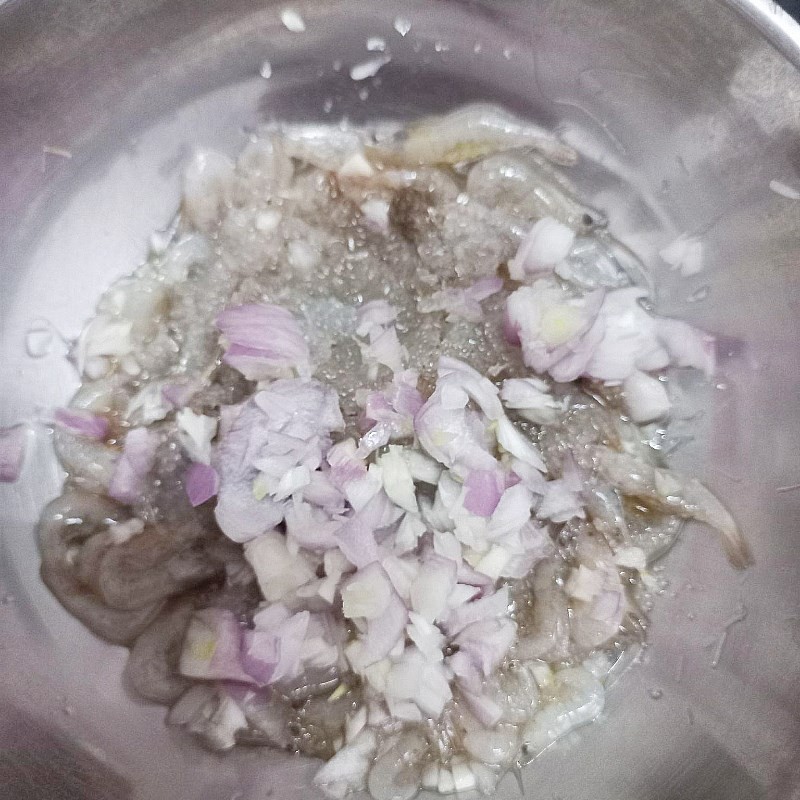 Tép tươi đã được ướp sẵn sàng cho bước nấu canh bầu với tép