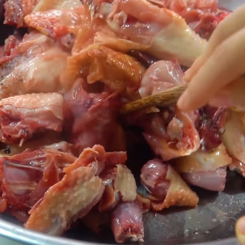 Cận cảnh thịt gà đang được ướp với các loại gia vị