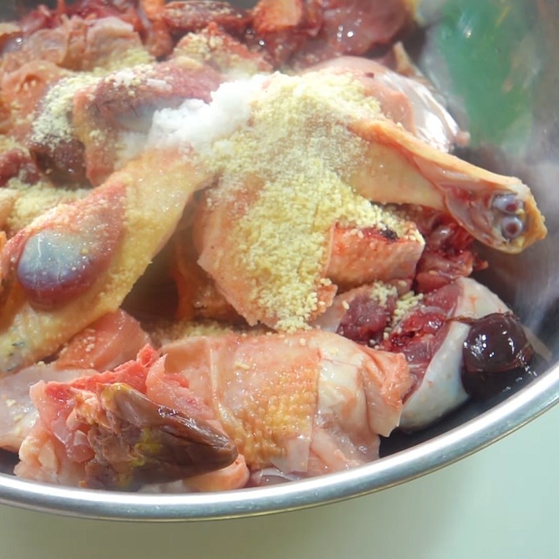 Gà được ướp đều gia vị trong tô lớn