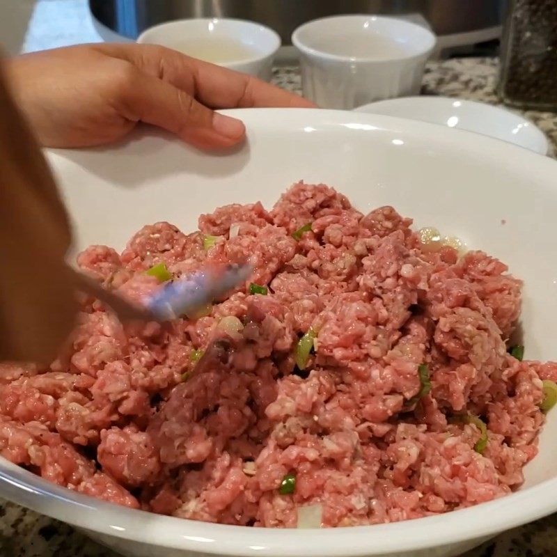 Thịt bò xay đã ướp chuẩn bị cho món bún thịt bò