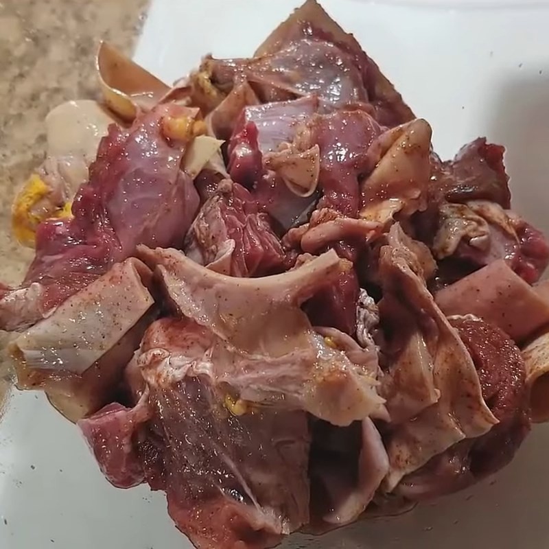 Thịt bò nạm đã được ướp với các loại gia vị và rượu vang đỏ