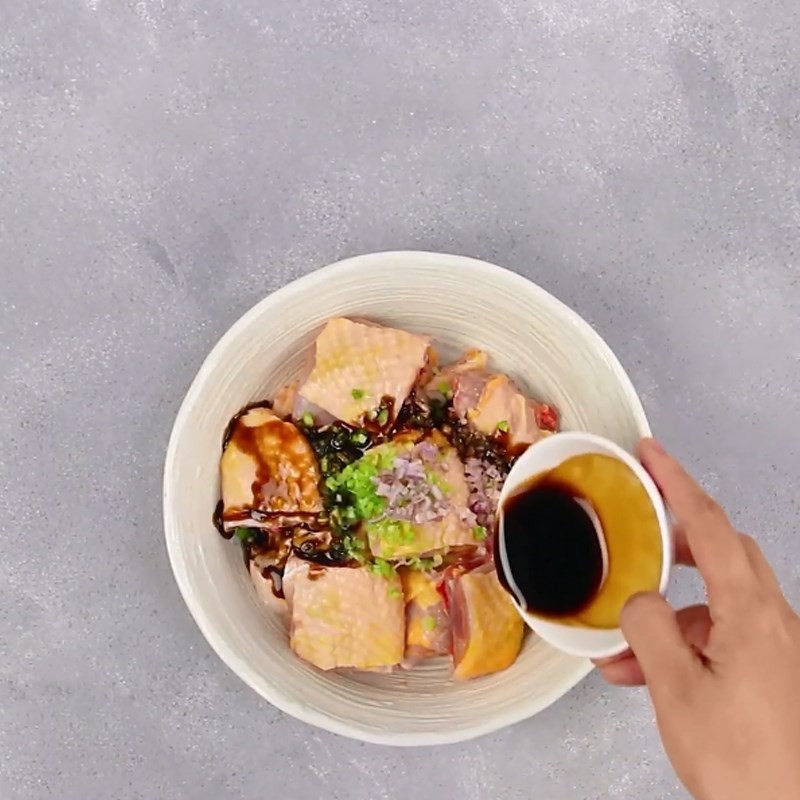 Ướp thịt gà với gia vị đặc trưng để làm lẩu gà Tứ Xuyên