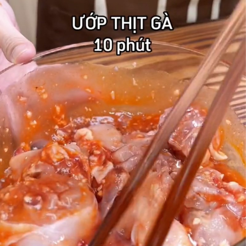 Ướp thịt gà để nấu cá mòi