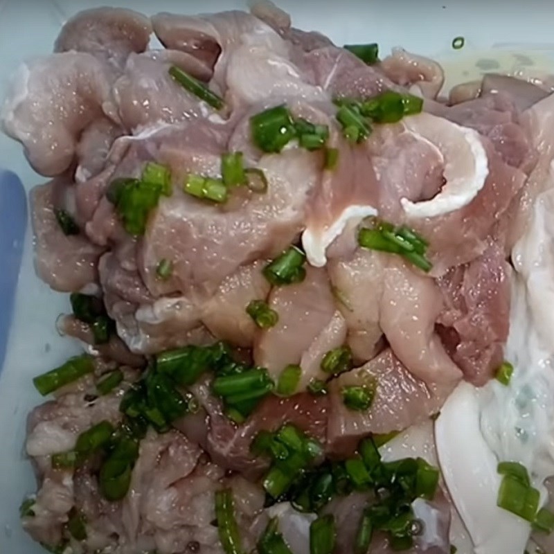Ướp thịt trâu với gia vị cơ bản để chuẩn bị hầm đu đủ đậm đà