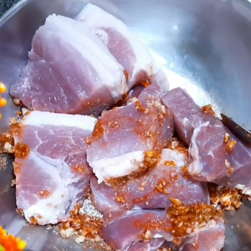 Thịt lợn được trộn đều với các gia vị ướp như ngũ vị hương, dầu hào, bột hạt điều để thấm vị cho món thịt khìa ăn cùng xôi mặn lá dứa