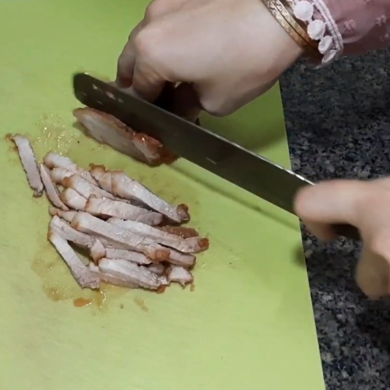 Thịt khìa đã nguội và được thái lát mỏng đều, sẵn sàng ăn kèm cùng xôi mặn lá dứa, tạo nên bữa sáng hấp dẫn