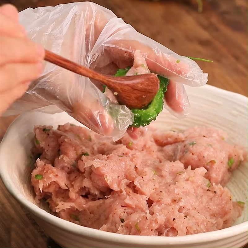 Nhồi cá thác lác vào từng quả khổ qua