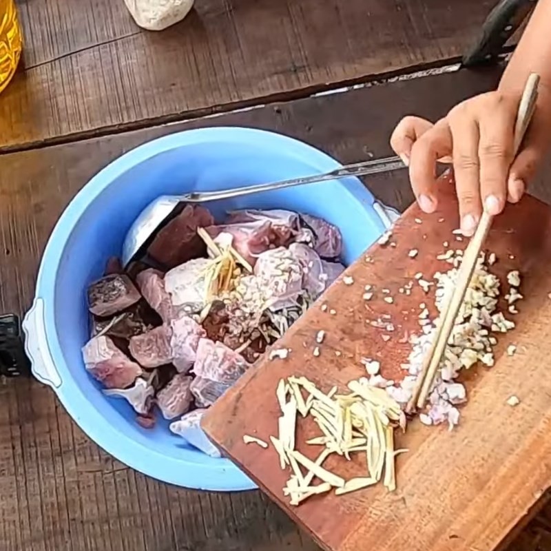 Ướp cá đuối cho món lẩu măng chua