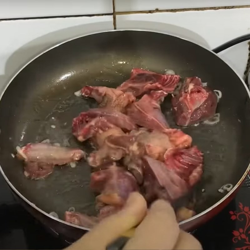 Xào sơ thịt bồ câu trên chảo