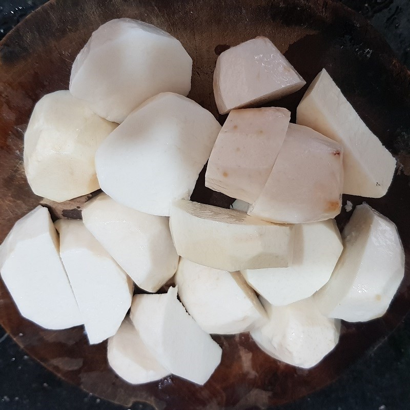 Sơ chế khoai môn cho món lẩu vịt khoai môn