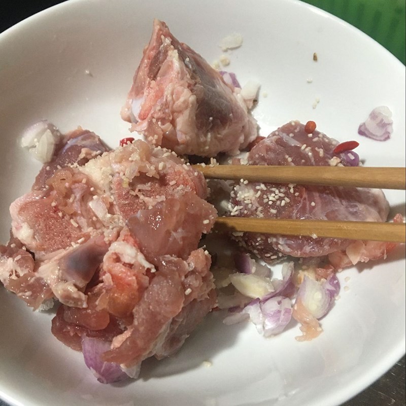 Cận cảnh xương heo đang ngấm gia vị sau khi ướp, sẵn sàng cho món mì xương ngon