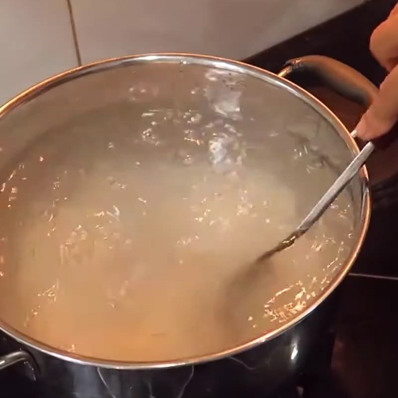Gạo nở mềm đều trong nồi cháo lươn