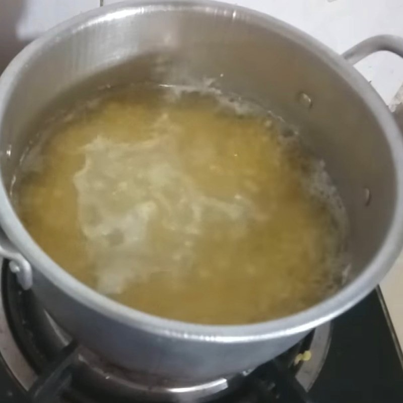 Đậu xanh được nấu chín mềm làm nhân và phần nước chè trôi nước