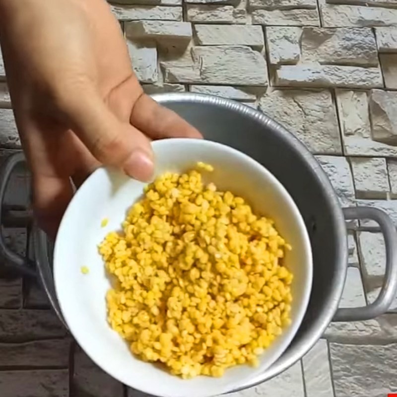 Đậu xanh đang được vo sạch trước khi nấu nhân chè trôi nước