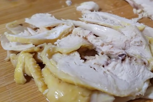 Vớt gà ra và cắt thành lát