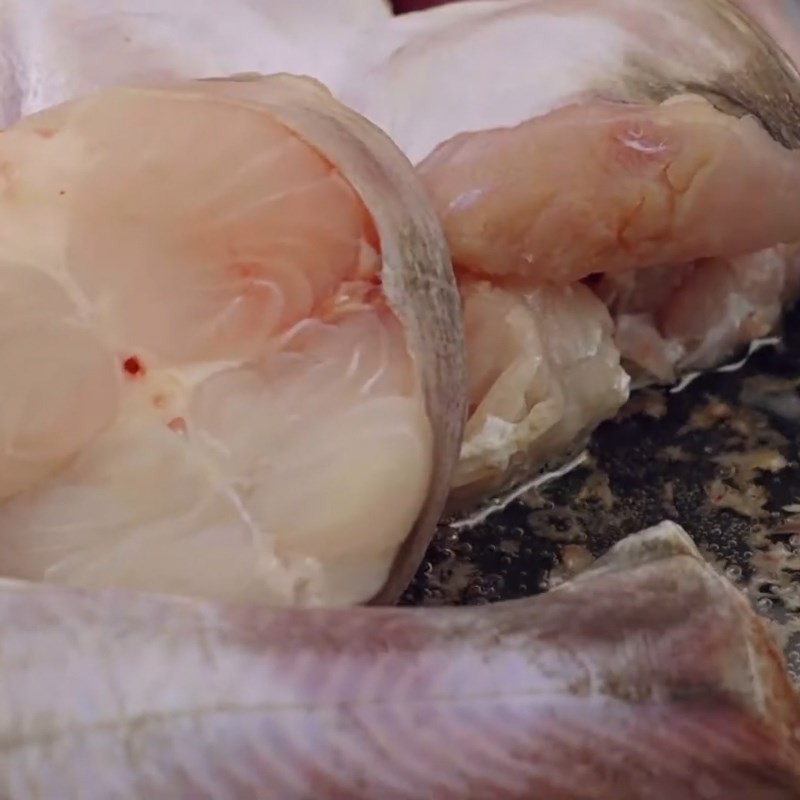Xào sơ cá lăng vàng đều các mặt