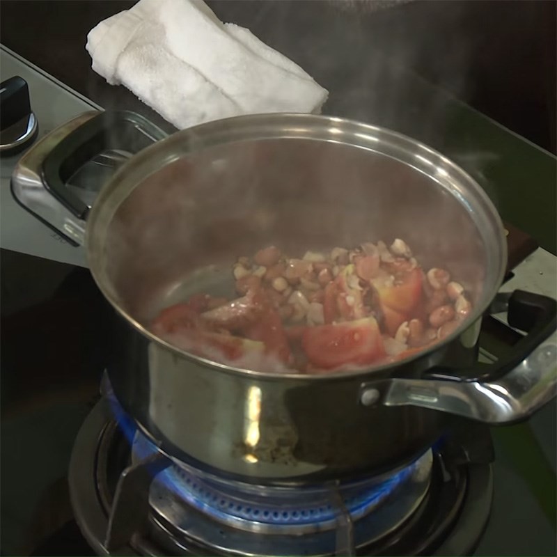 Thêm gia vị vào nồi các nguyên liệu đang xào