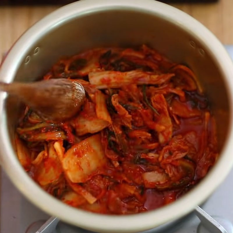 Xào kim chi và các nguyên liệu khác cho món canh cá ngừ