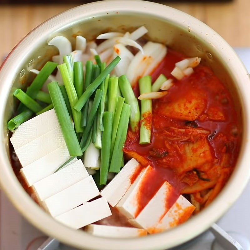 Các nguyên liệu trong nồi canh kim chi cá ngừ đang sôi và hòa quyện