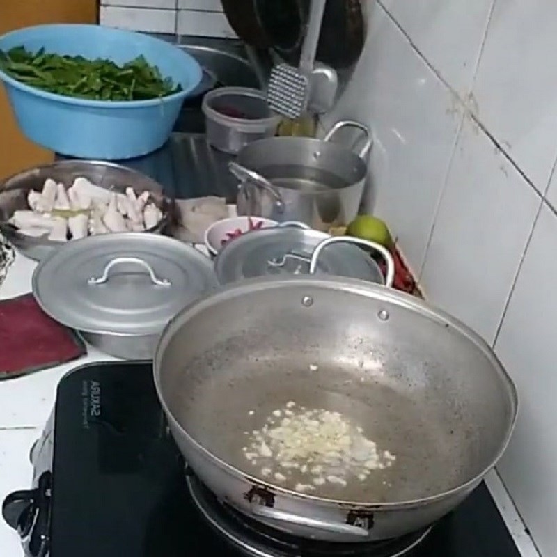 Xào chân gà đã ướp gia vị cho món lẩu chân gà ớt hiểm
