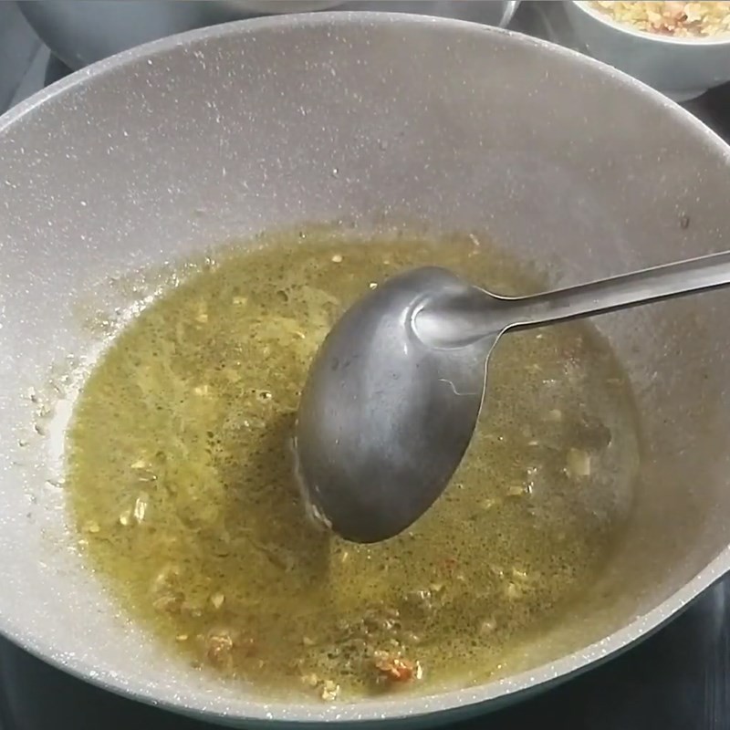 Xào gạch cua đồng để tăng màu sắc và hương vị cho nước dùng