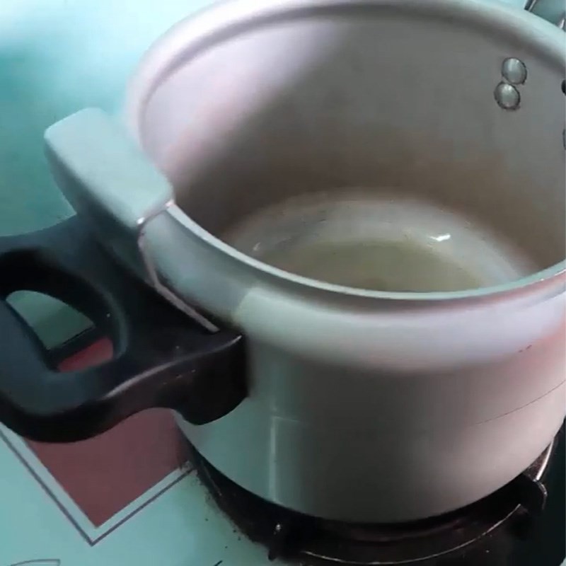Xào gân bò săn lại để khóa hương vị cho cháo