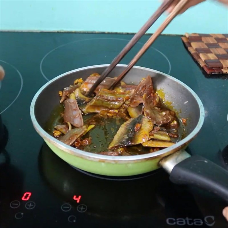 Xào lươn săn lại với hành tăm và dầu điều để món lươn xào chuối thêm hấp dẫn