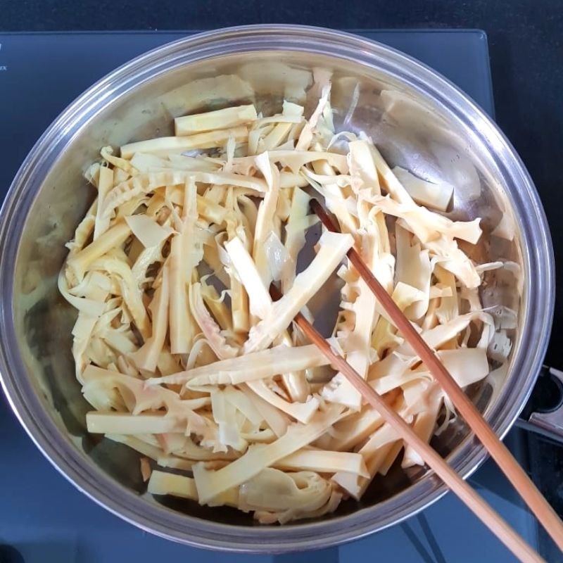 Xào măng chua cho món canh cá lăng