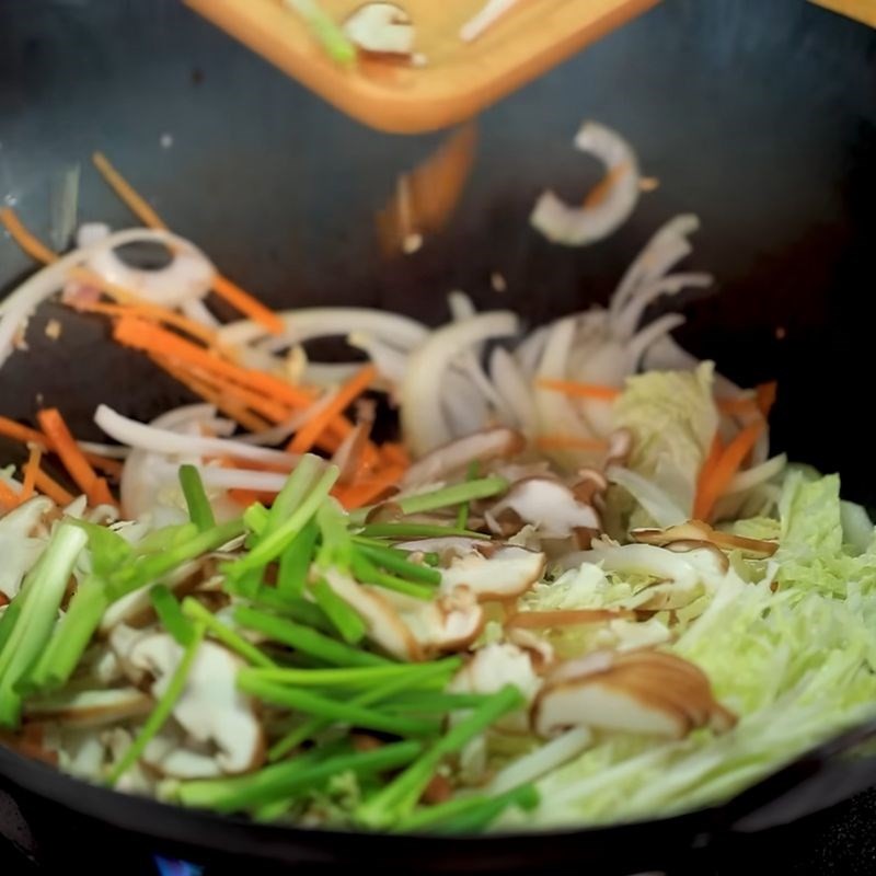 Phi thơm tỏi và hành tím trên chảo nóng để xào mì trường thọ