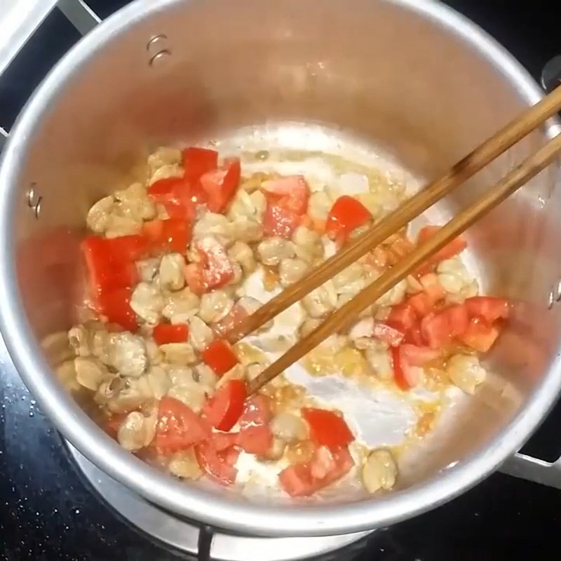 Thêm đậu tương xay vào hỗn hợp ngao cà chua, tăng cường hương vị đậm đà cho canh ngao đậu phụ