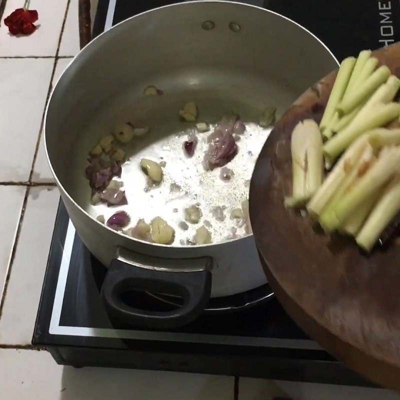 Xào các nguyên liệu hành tỏi sả đã băm nhỏ để phi thơm