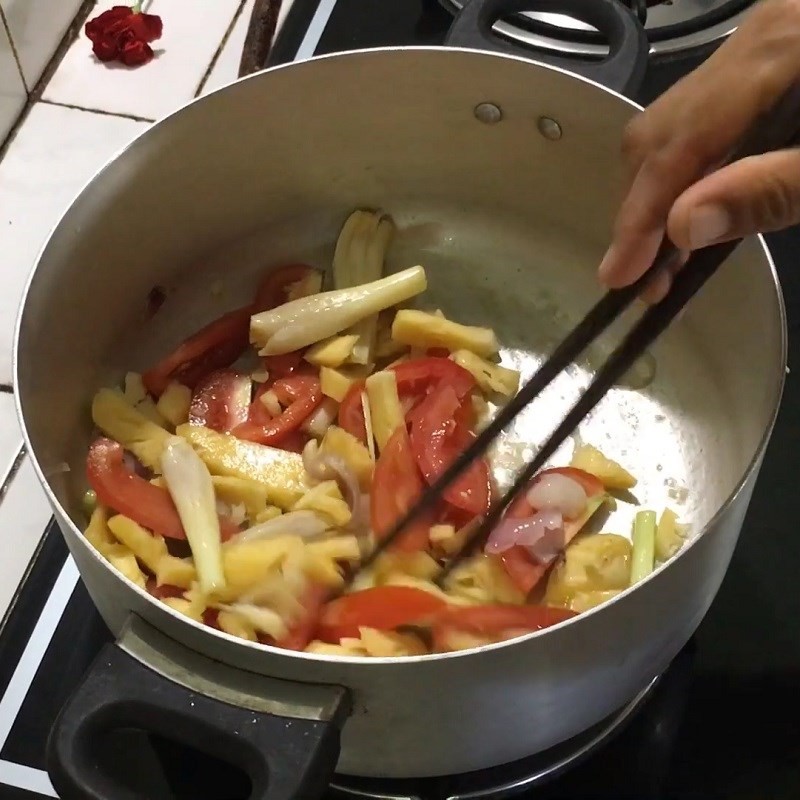 Thêm cà chua và thơm (dứa) vào xào cùng