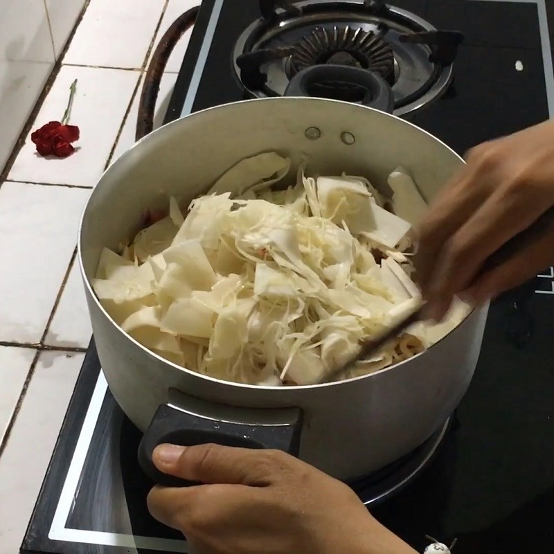 Đảo đều các nguyên liệu và gia vị trong nồi