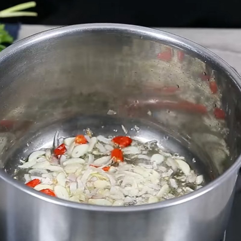 Thêm cải chua và cà chua vào xào