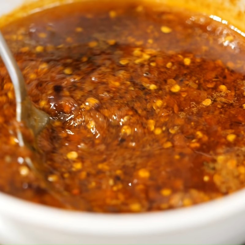 Nước màu ớt chưng sánh mịn, đậm đà đã hoàn thành, sẵn sàng cho món bún ốc nguội
