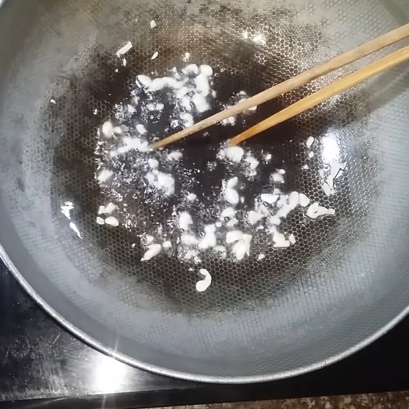 Cà chua đang được xào trên chảo nóng