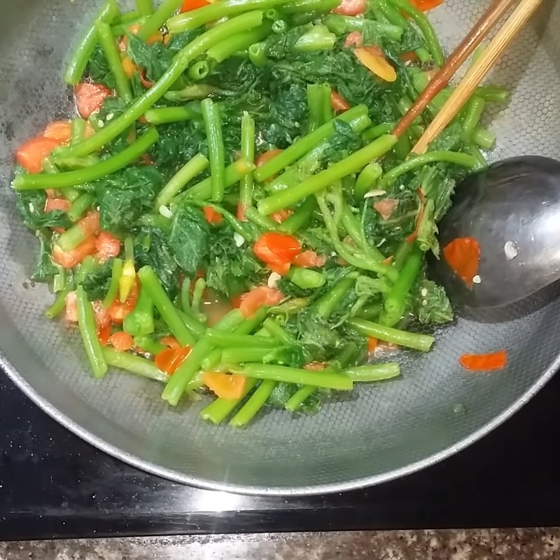 Nêm gia vị khi xào rau bí