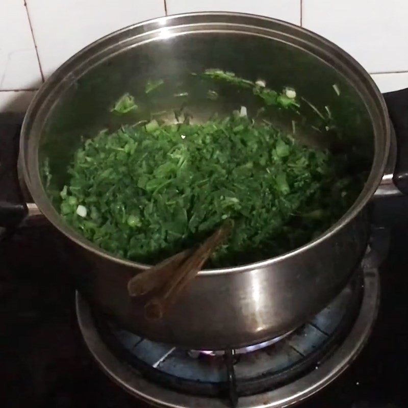 Nêm gia vị trong quá trình xào rau bí với tỏi