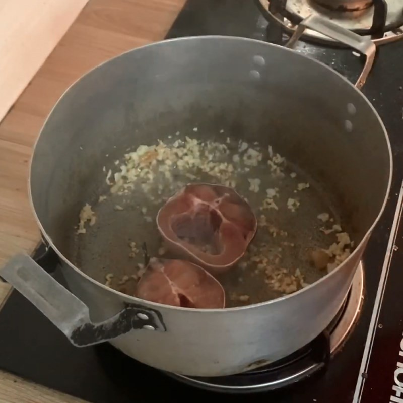 Xào sơ cá trê trước khi nấu canh chua