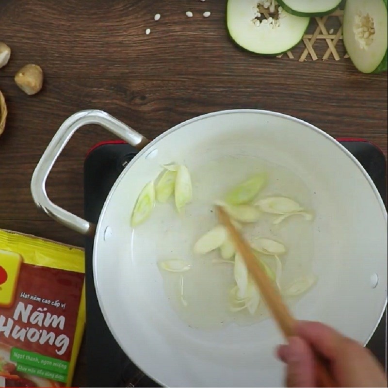 Xào sơ đu đủ xanh với hành boa rô để tăng hương vị cho món canh chay