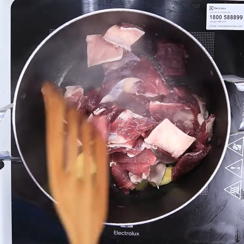 Gân bò được xào sơ cùng gừng thơm lừng