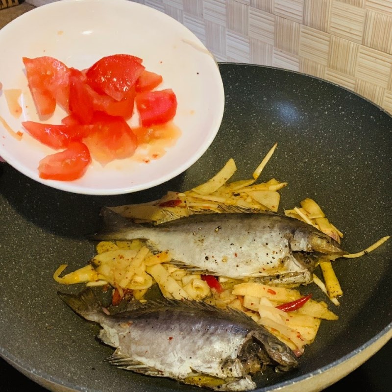 Bước 2 Xào sơ nguyên liệu Cá giò nấu canh chua