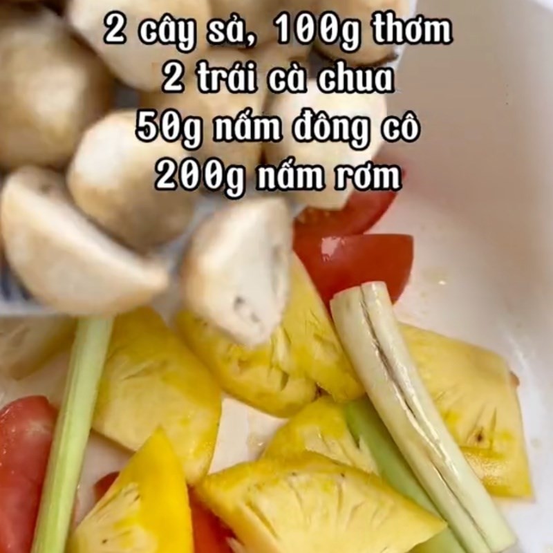 Xào măng chua trên bếp