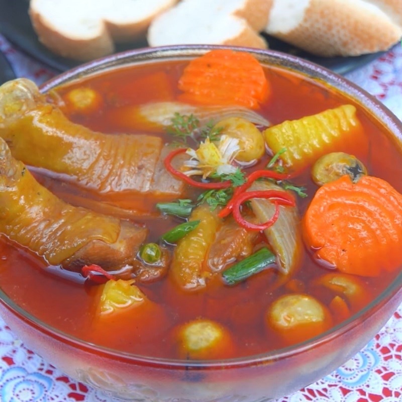 Món lagu gà thành phẩm thơm ngon, đậm đà, sẵn sàng để thưởng thức cùng bánh mì hoặc bún