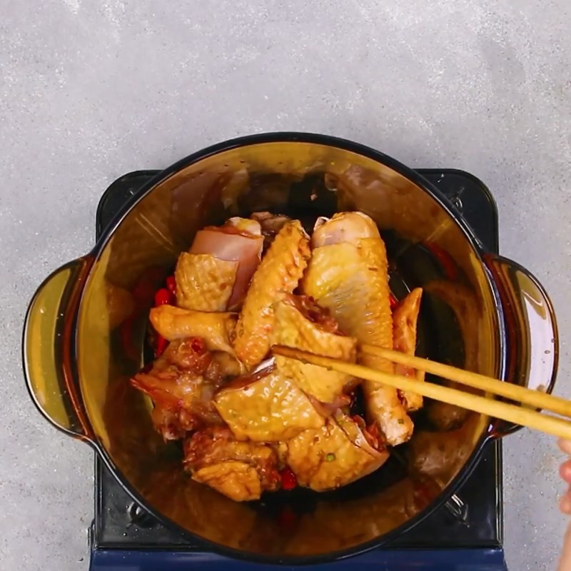 Thịt gà săn lại sau khi xào sơ, chuẩn bị cho nước lẩu gà Tứ Xuyên