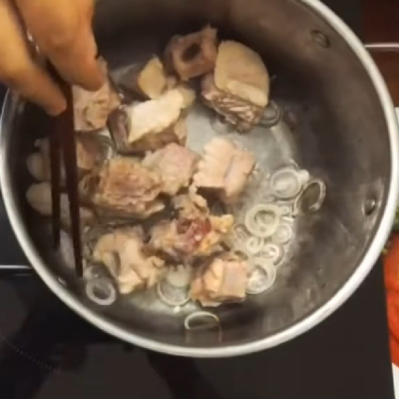 Xào sườn heo với hành tím tạo hương thơm cho canh rau sắn