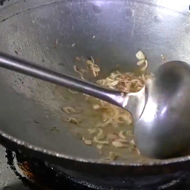 Phi thơm hành tím trên chảo dầu nóng